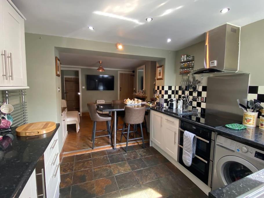 Outskirts Of Ulverston, Entire Cottage - Sleeps 4 Kültér fotó